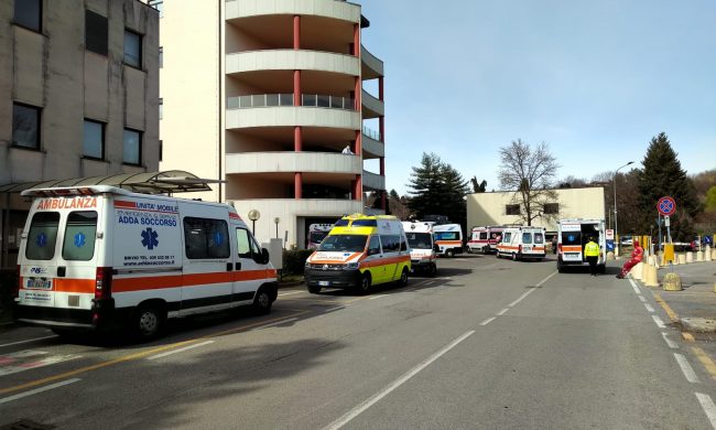 Ambulanze In Coda Fuori Dall Ospedale Nel Lecchese Arrivano Anche