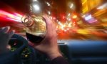 Manovre incerte e frenate improvvise, 28enne trovato ubriaco alla guida