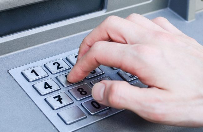 La badante avrebbe prelevato 20mila euro dal conto dell'anziano
