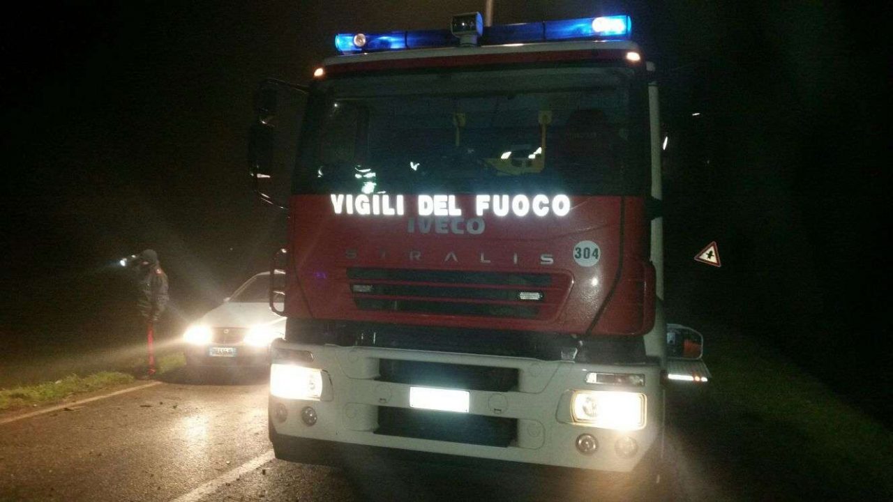 Paura Suzzara: auto in fiamme nella notte di fronte al pronto soccorso