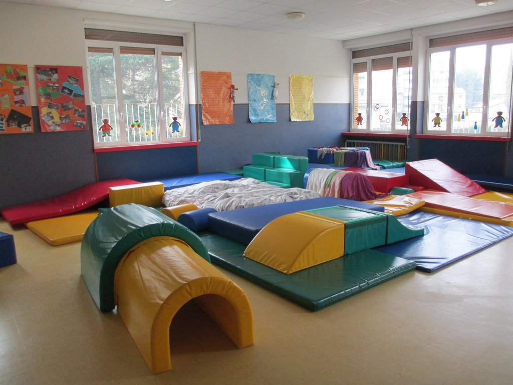 Bambino dimenticato in castigo: lettera dei genitori difende la maestra