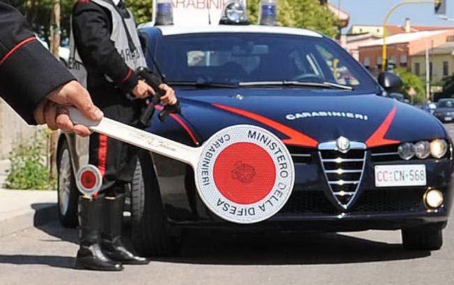 40 confezioni di lamette da barba nascoste tra i vestiti