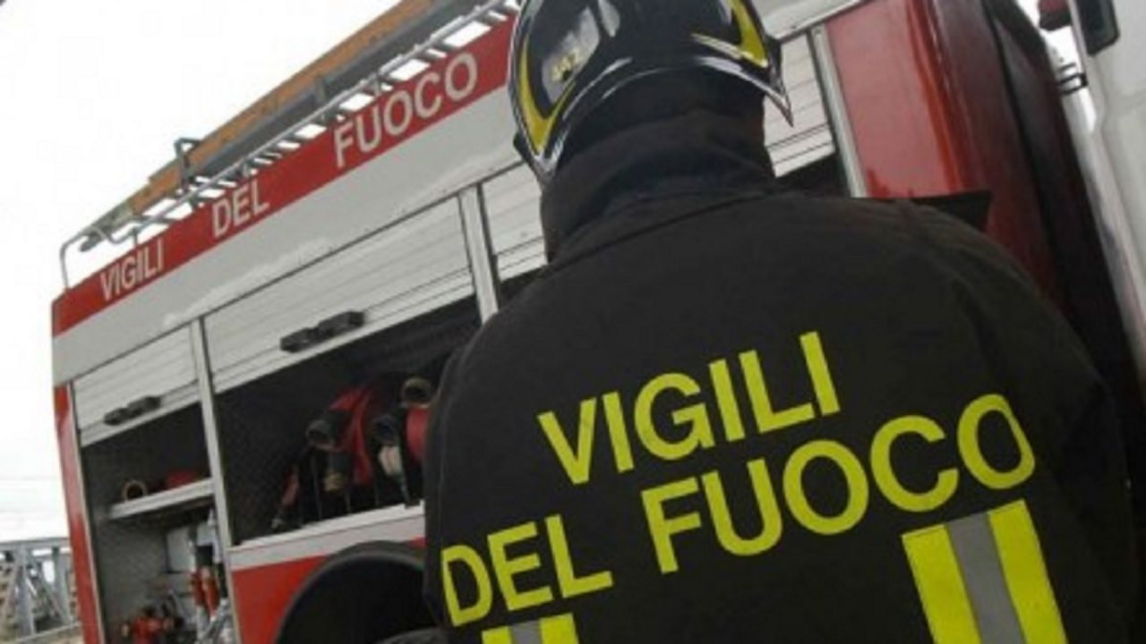 Sale sul campanile e minaccia il suicidio