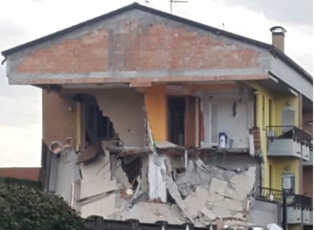 Esplode casa nel milanese: tre feriti, si scava tra le macerie