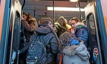 Sovraffollamento bus: la protesta di ragazzi e genitori