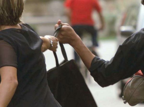 Ragazza disabile rapinata e terrorizzata