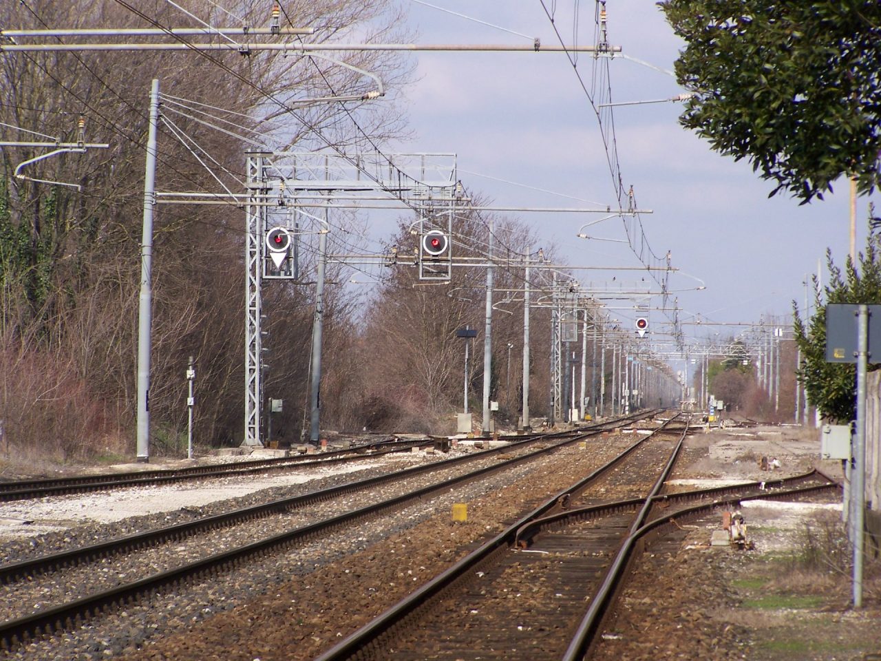 Tragedia a Roverbella: uomo investito e ucciso da un treno