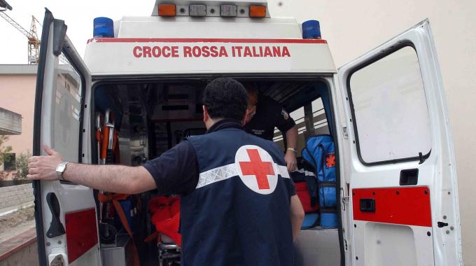 Cade dal quarto piano, muore 15enne