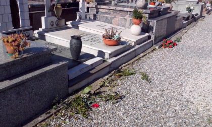 Furto al cimitero: spariscono fiori e lumini