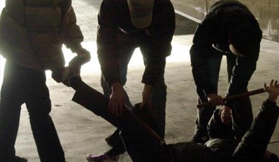 Calci e pugni dal branco denunciata una 26enne