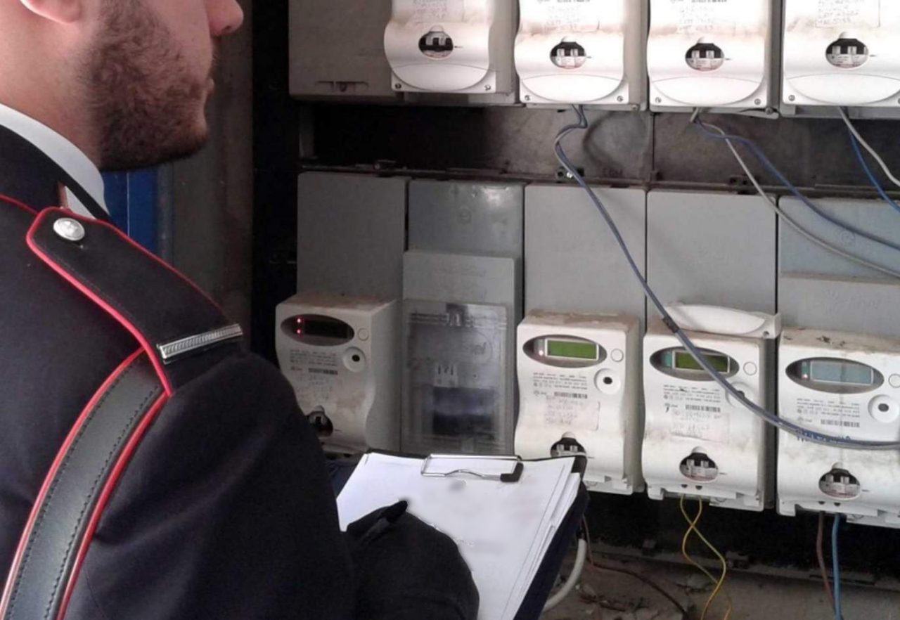 Furto di energia elettrica due arresti e tre persone denunciate