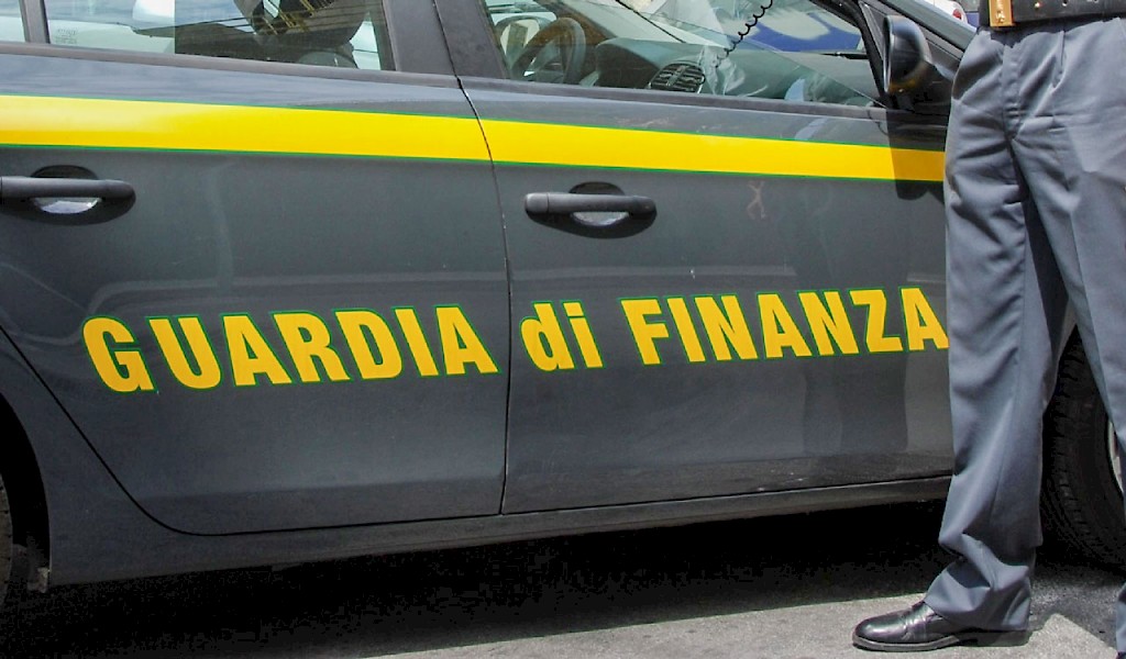 Deposito incontrollato rifiuti: sequestrati 600 metri cubi di plastica a Ostiglia