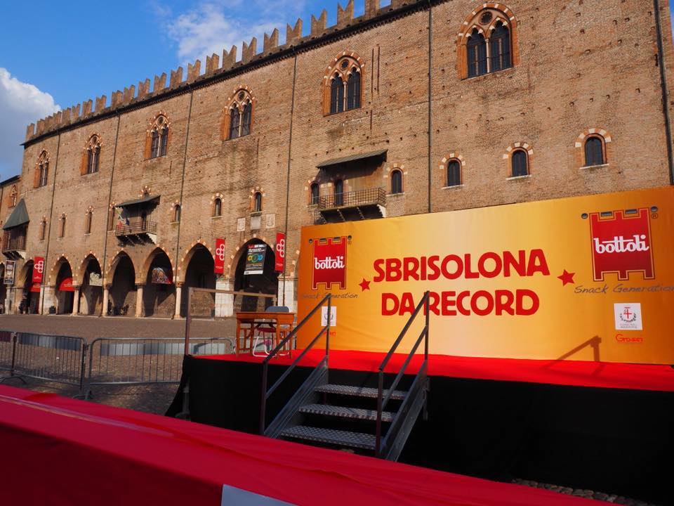 Sbrisolona record in piazza Sordello FOTO