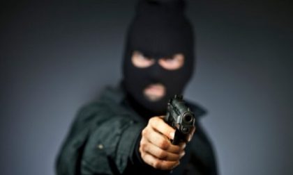 Notte di terrore: ladri in casa, pistole puntate e minacce di morte