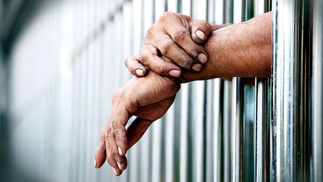 Ricette mediche rubate per acquistare farmaci, 50enne finisce in carcere