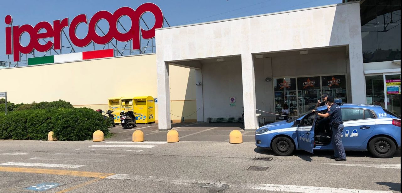 Ruba in negozio e fornisce false generalità, denunciato 19enne