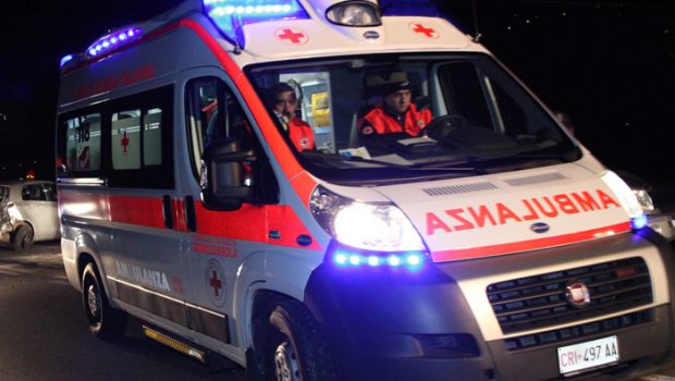 Auto contro ostacolo, donna di 47 anni in ospedale SIRENE DI NOTTE