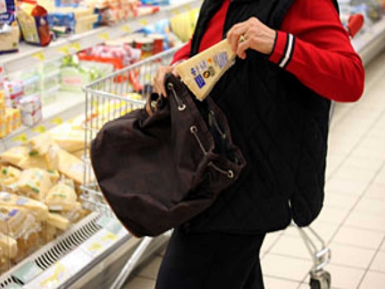 Ruba al supermercato, denunciato un uomo di 45 anni