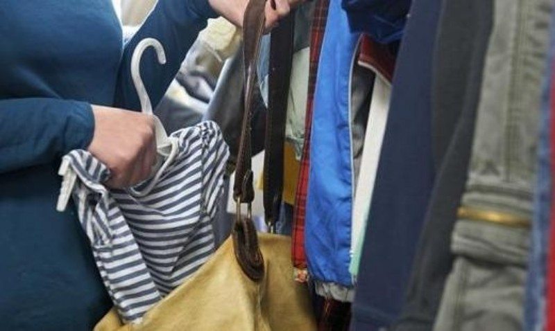 Rubano vestiti e malmenano il proprietario per fuggire