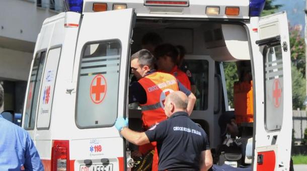 Bambino rischia di annegare in piscina