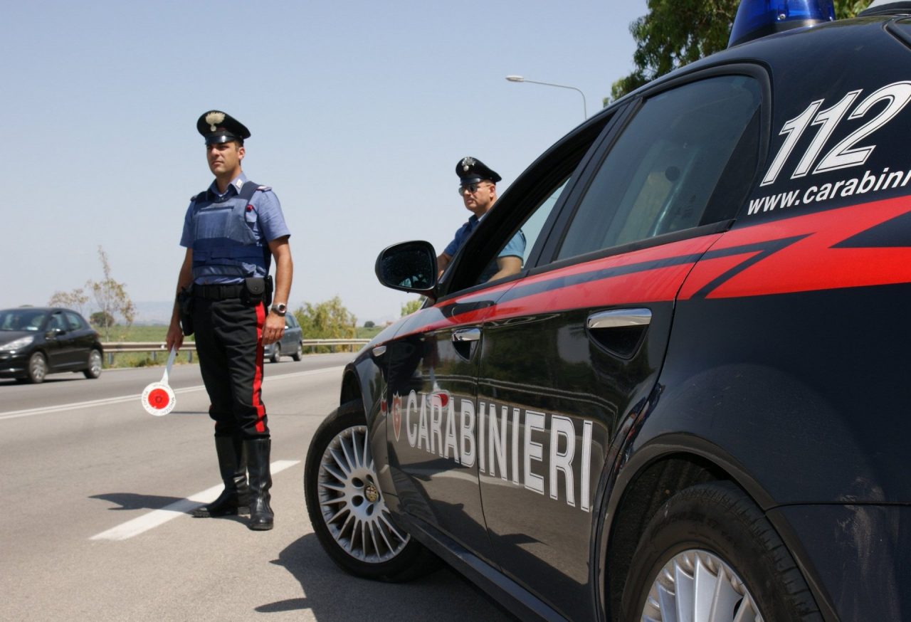 Con il coltello in auto: denunciato dai carabinieri