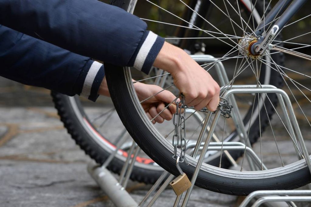 Ruba bicicletta in stazione arrestato 42enne