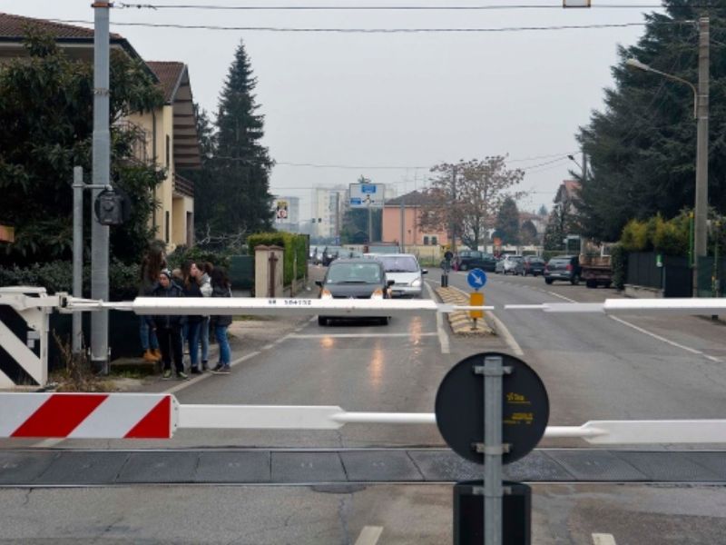 Supera la coda e si butta sul passaggio a livello mentre si abbassano le sbarre