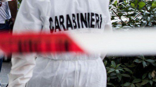 Trovato morto in auto tra le sterpaglie