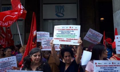 Le lavoratrici delle mense scolastiche protestano sotto la sede dell’Inps Lombardia