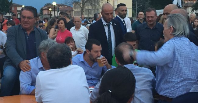 Salvini in Bergamasca, birra e salsiccia col popolo della Lega