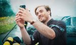 Selfie della vergogna con una donna investita dal treno