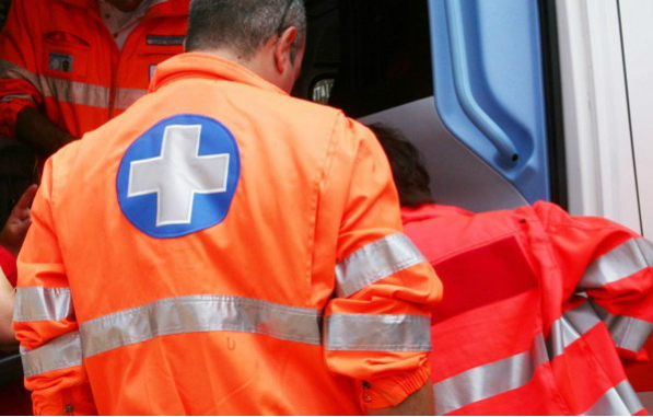Perde il controllo della moto e si schianta contro i cartelli stradali: ferite serie per una 46enne