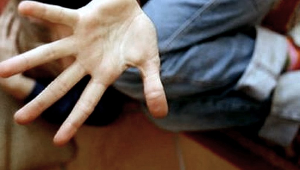 Abusi su dodicenne, arrestato convivente della nonna