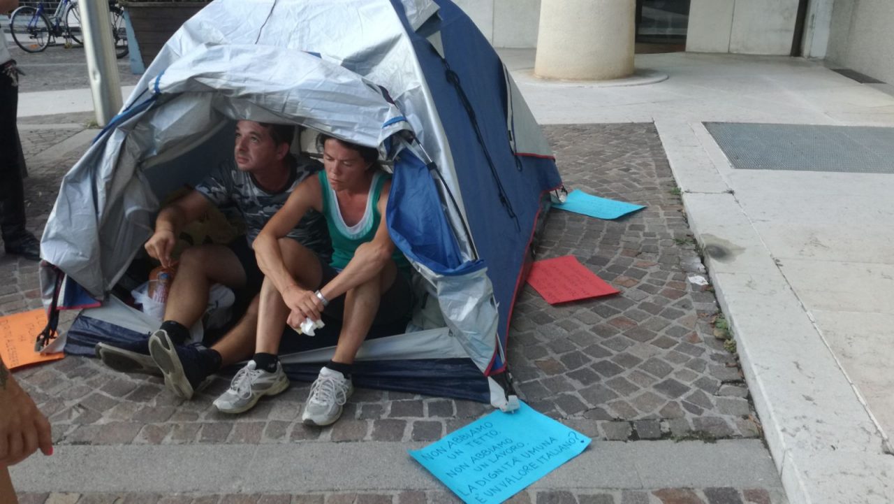 Giovane coppia senza casa protesta davanti al Comune