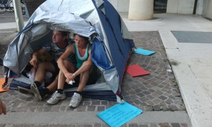 Giovane coppia senza casa protesta davanti al Comune