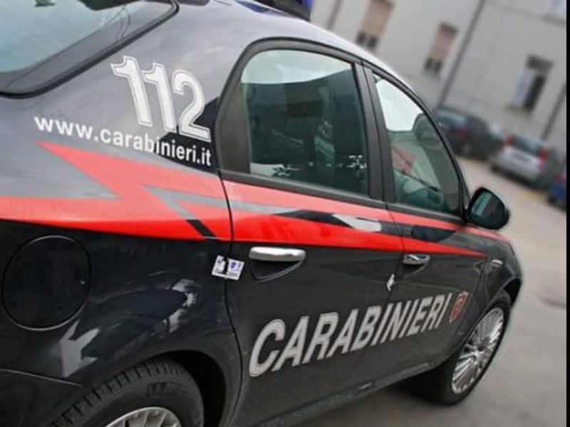 Ruba cosmetici in esercizio commerciale, denunciata 55enne