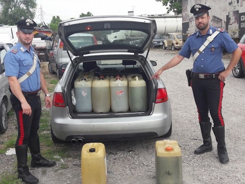 Rubano 300 litri di gasolio da camion parcheggiati in azienda, due arrestati
