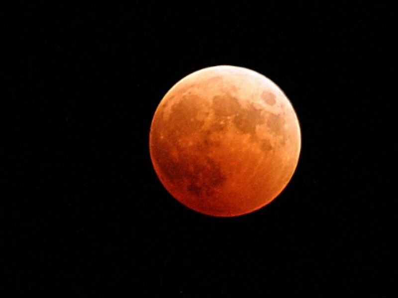 In arrivo l’eclissi di Luna più lunga del secolo, ecco dove e quando osservarla