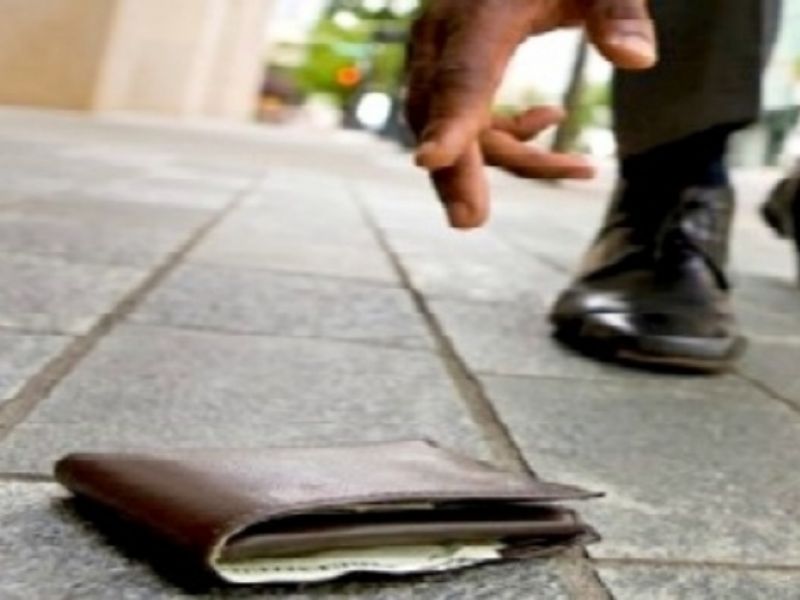 Trovano portafogli e li restituiscono ai legittimi proprietari