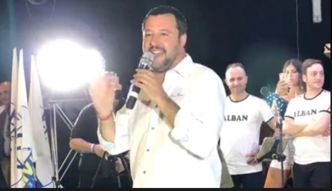 Dopo i Nomadi Salvini canta Vasco e si scaglia contro le famiglie arcobaleno VIDEO