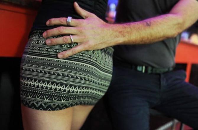 Palpeggia ragazza in piazza Sordello in attesa del concerto di “Radio Bruno”