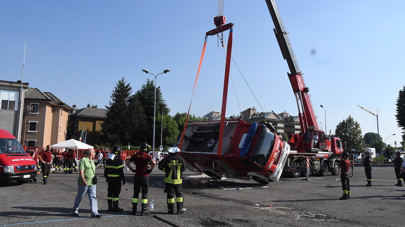 Esercitazione a Melegnano, si ribalta autobotte pompieri VIDEO e FOTO