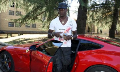 Balotelli al mare parcheggia la Ferrari sulla spiaggia