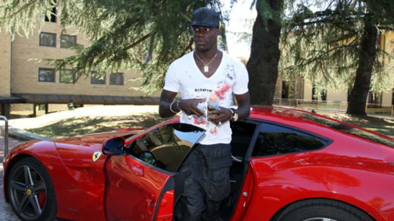 Balotelli al mare parcheggia la Ferrari sulla spiaggia