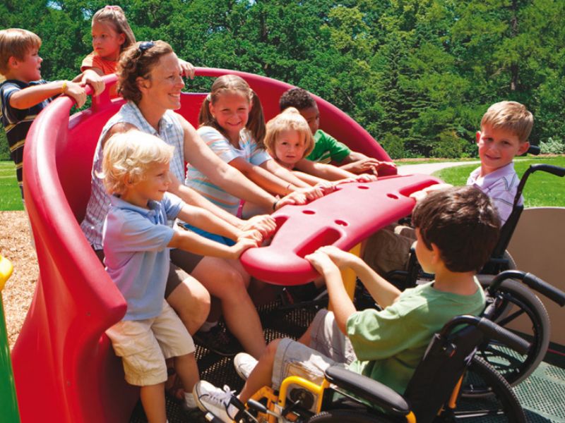 Parchi con giochi inclusivi per bambini diversamente abili: arriva un milione di euro