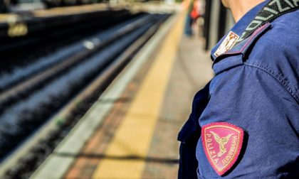 Dimentica il portafogli in stazione e sale sul treno senza accorgersene