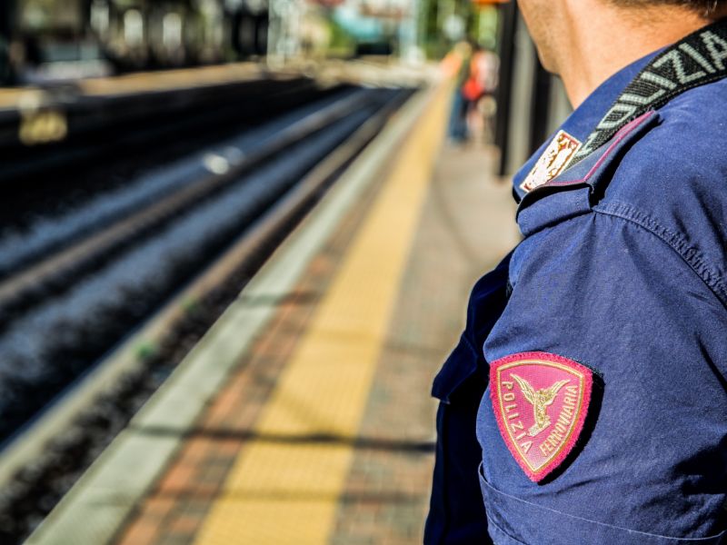 Dimentica il portafogli in stazione e sale sul treno senza accorgersene
