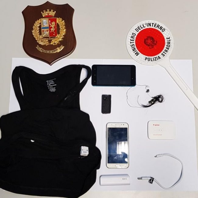 Equipaggiamento da 007 per prendere la patente ma viene bocciato e denunciato