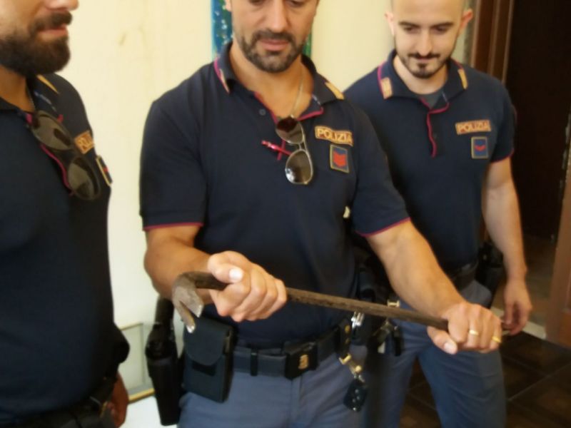 Furto in abitazione, lo trovano nascosto sotto il letto: arrestato