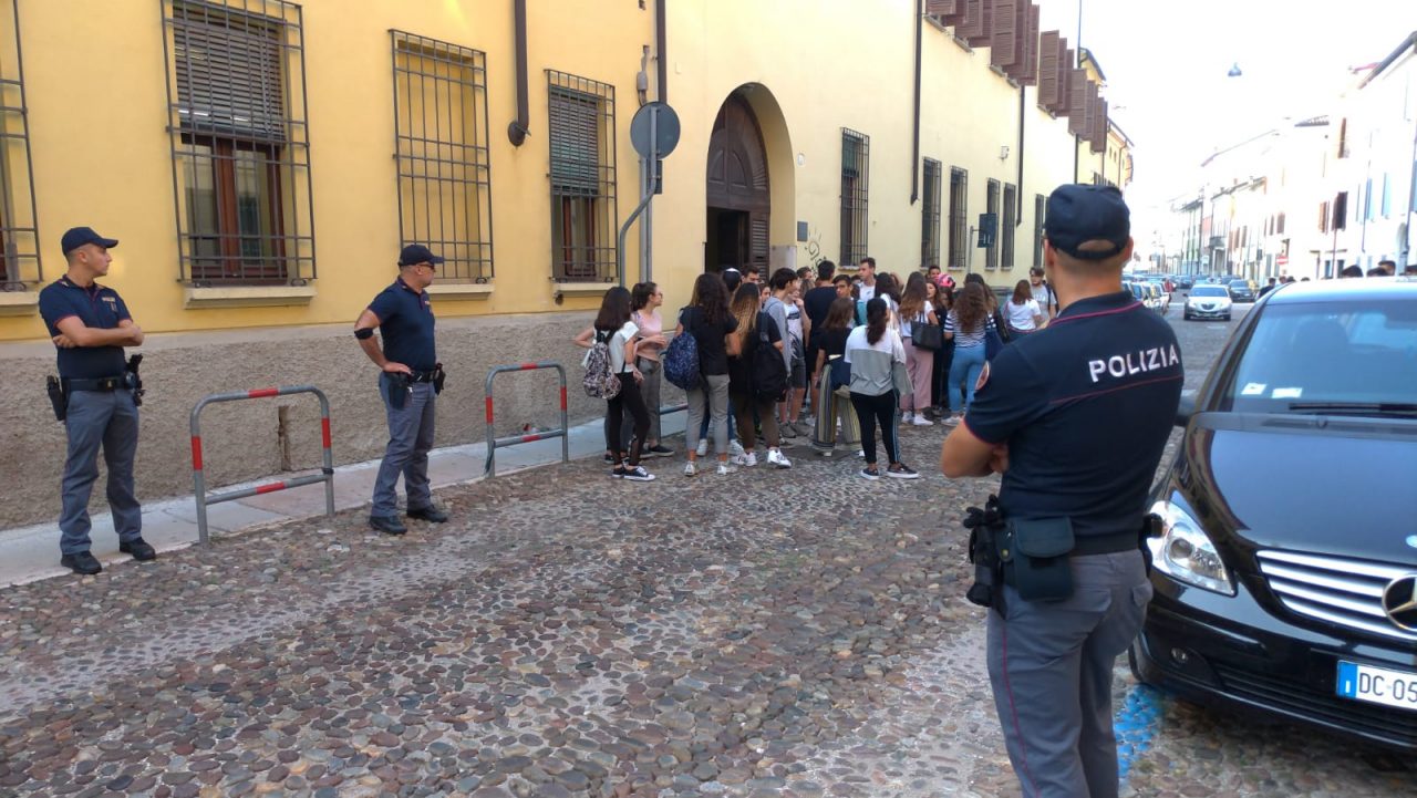 Scuole sicure: un servizio in mattinata presso alcuni Istituti scolastici